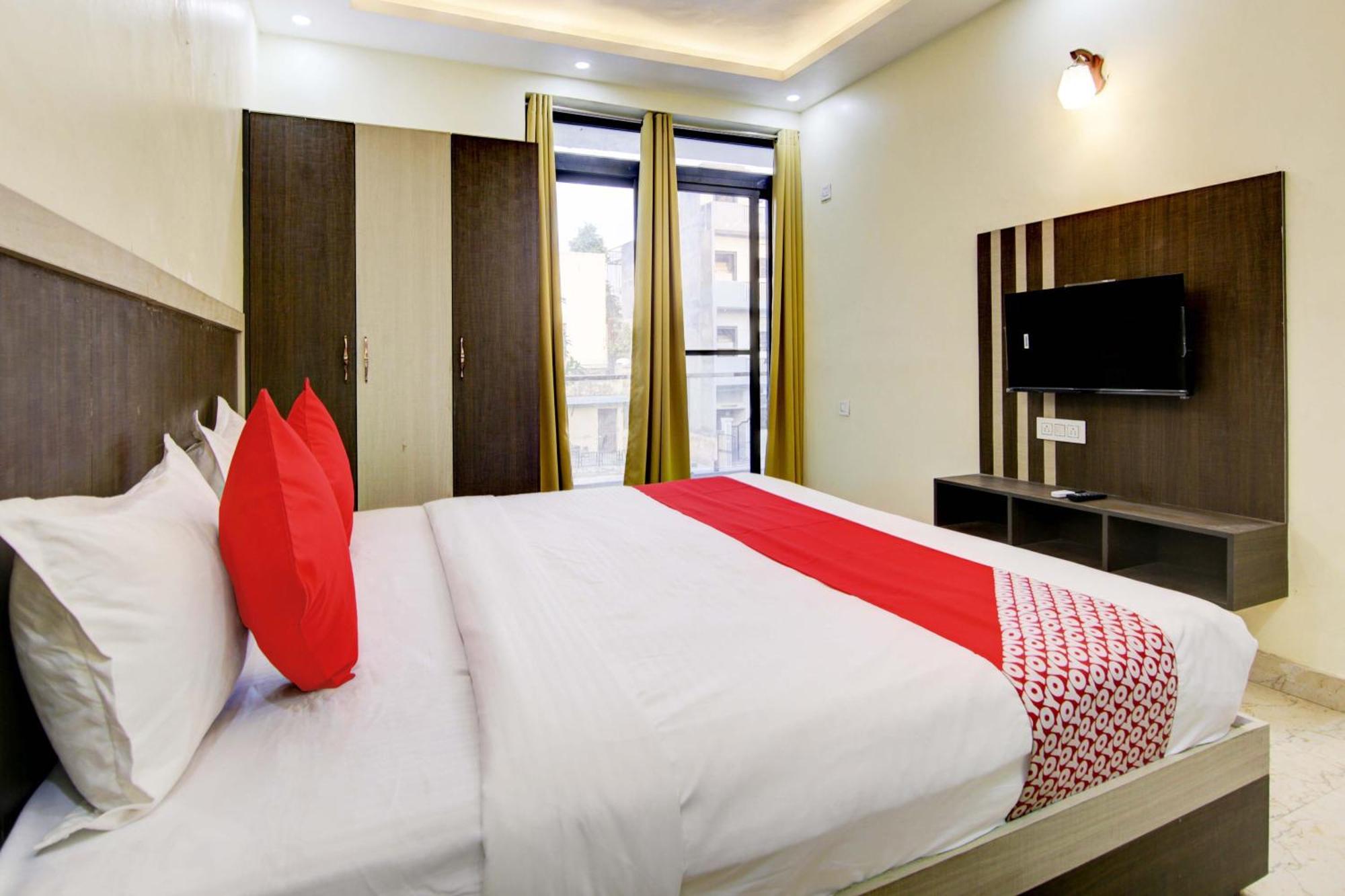 Oyo White House Hotel Noida Ngoại thất bức ảnh