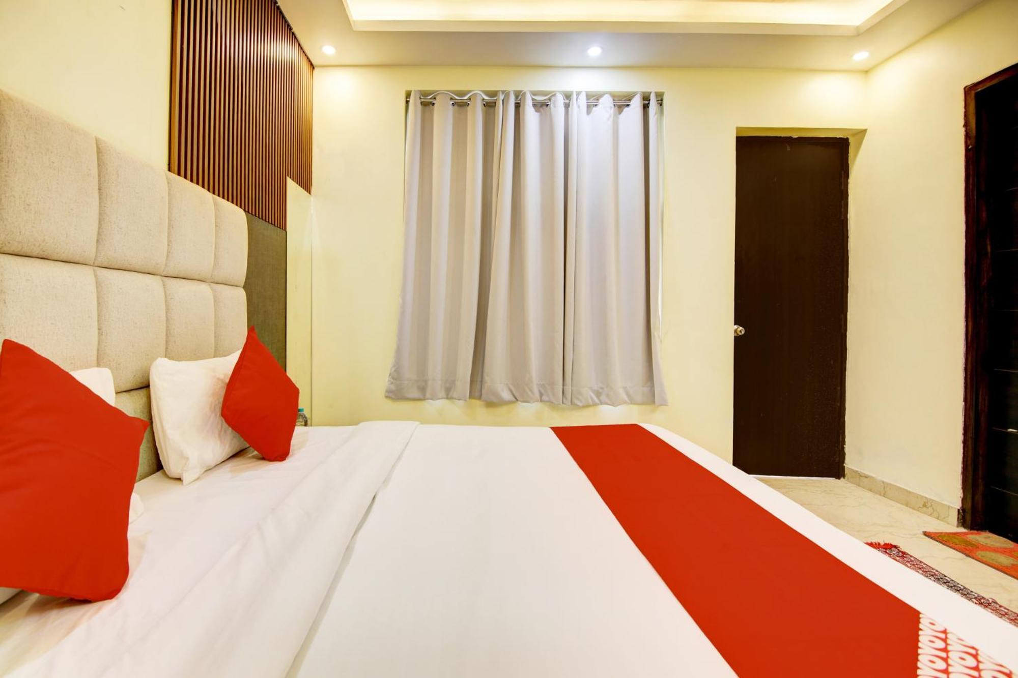 Oyo White House Hotel Noida Ngoại thất bức ảnh