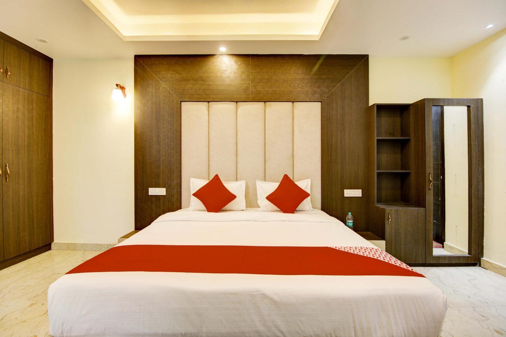 Oyo White House Hotel Noida Ngoại thất bức ảnh